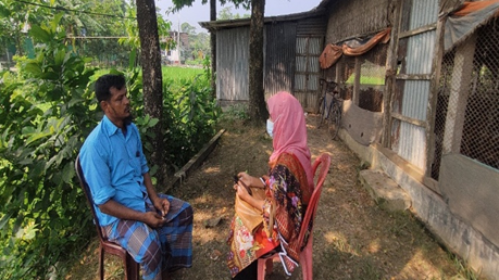 male resewarcher interviewing a woman on a farm setting in Bangladesh